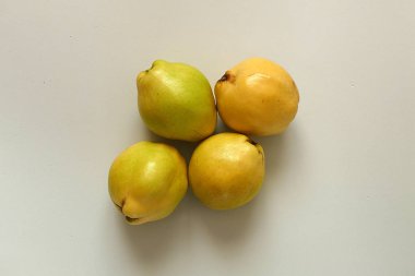Beyaz arka plan üzerinde taze doğal 4 adet ayva meyve Close-up