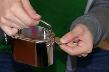 Para biriktirmek, kumbarada para biriktirmek, çocuk ve domuz kumbarası,