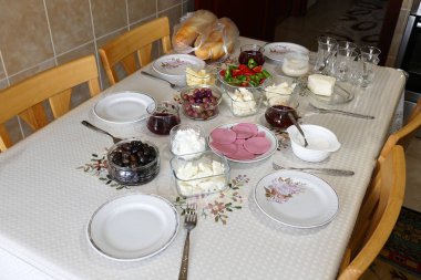 Türkçe kahvaltı masası, kahvaltı için hazır bir masa, kahvaltı.,