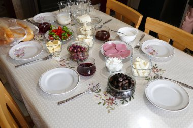 Türkçe kahvaltı masası, kahvaltı için hazır bir masa, kahvaltı.,