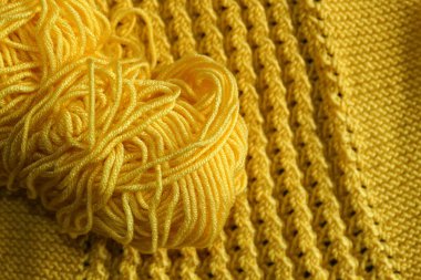 El yapımı örgü, Örgü şişleri bir arka plan siyah ve sarı Orlon, Orlon ip örgü, orlon ip sarı renkli el yapımı için,