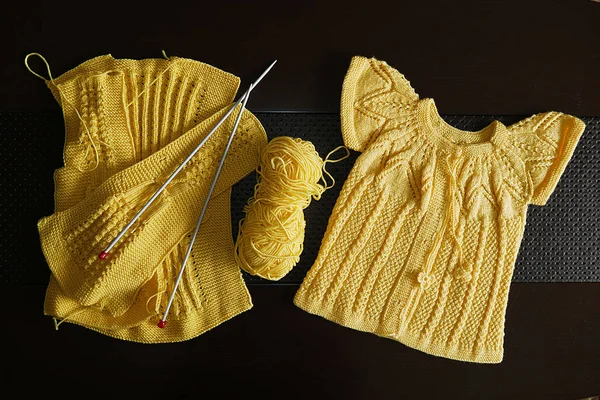 手手編みの赤ちゃんのセーター ニット ベビー服 ベビー服 — ストック写真