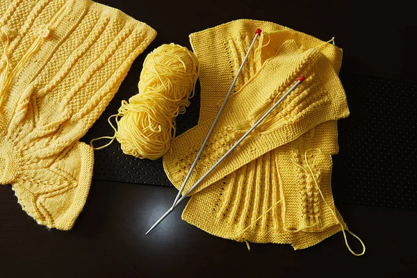 手手編みの赤ちゃんのセーター ニット ベビー服 ベビー服 — ストック写真