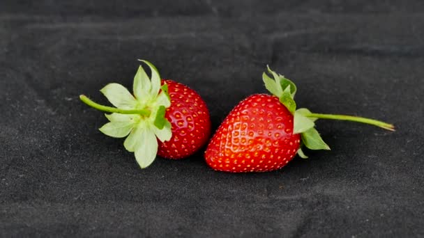 Nahaufnahme Reife Und Frische Erdbeeren Auf Schwarzem Hintergrund — Stockvideo