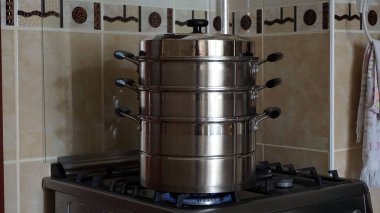 Kırgız ravioli hazırlamak, Kırgız ravioli tavası, tencerede kırgız ravioli buğulamak.,