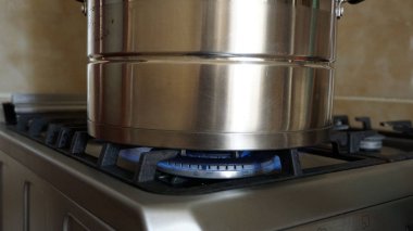 Kırgız ravioli hazırlamak, Kırgız ravioli tavası, tencerede kırgız ravioli buğulamak.,