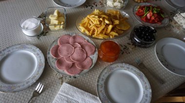 Sabah kahvaltı yapan insanlar, Türk kahvaltı masası.,