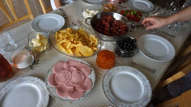 Sabah kahvaltı yapan insanlar, Türk kahvaltı masası.,