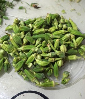 Bamya temizliği taze bamya yemeği hazırlamak için.,