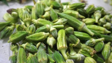 Bamya temizliği taze bamya yemeği hazırlamak için.,