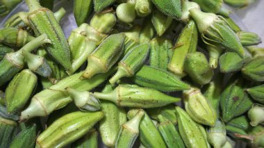 Bamya temizliği taze bamya yemeği hazırlamak için.,