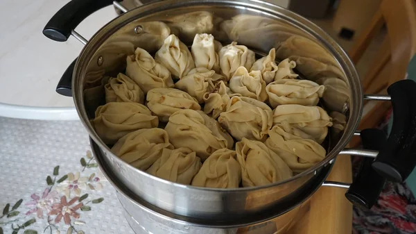 Kırgız mantısını hazırlamak için, etli Kırgız mantısı yapmak için, hamurlu Kirghiz mantısı,