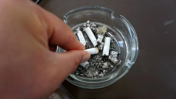 Aschenbecher Liegen Dutzende Zigarettenkippen — Stockfoto