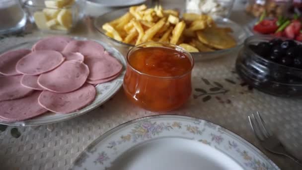 Uma Mesa Jantar Pronta Para Café Manhã — Vídeo de Stock