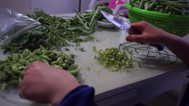 Kvinna Kommer Att Laga Okra Städa Okra — Stockvideo