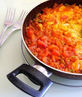 Erkek erkeğe akşam yemeği kahvaltıda domates ve yumurtadan yapılır.,