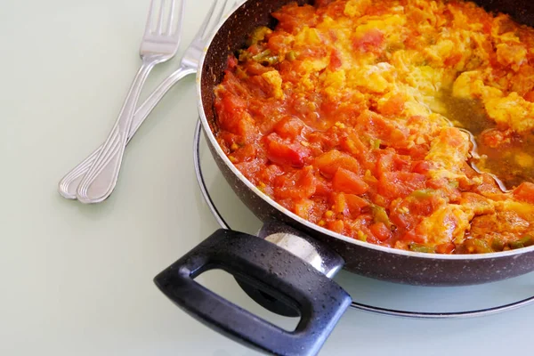 Чоловічий Обід Приготований Помідорами Яйцями Сковороді Сніданок — стокове фото
