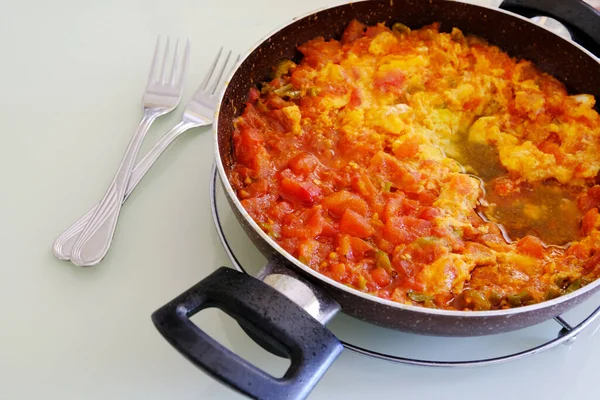Чоловічий Обід Приготований Помідорами Яйцями Сковороді Сніданок — стокове фото