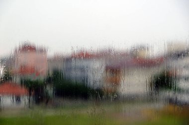 Yağmur nedeniyle bardağa düşen yağmur damlaları balkondan yağan yağmur damlaları.,