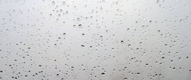 Cama düşen yağmur damlalarının hızlı akışı, ön cama düşen yağmur damlaları,