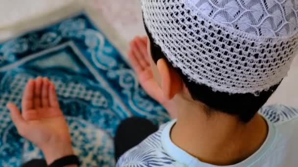Ung Muslimsk Pojke Som Ber Liten Ung Muslim Som Ber — Stockvideo