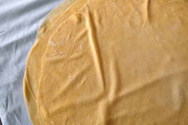 Hamur hamuru yumurtalarla yoğuruldu, hamur işi hamur işi hamur işi ve hamur işi yapıldı.,