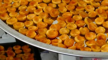 Güneşte kayısıları kurutmak, ıslak kayısıları kurutmak, dilimlenmiş taze kayısıları kurutmak..