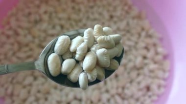 Suda kaynamış fasulye, haşlanmış fasulye yakın pişirmeye hazır.,