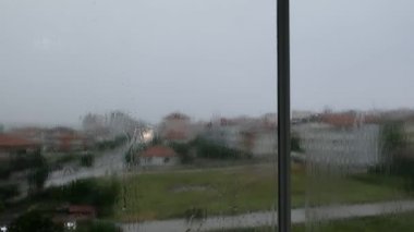 Cama düşen yağmur damlalarının hızlı akışı, ön cama düşen yağmur damlaları,