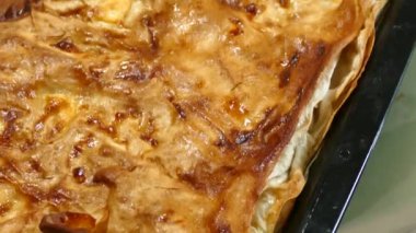 Ev yapımı sıcak börek tepsisi, peynirli turta, bir tepsi ev yapımı peynirli turta.,