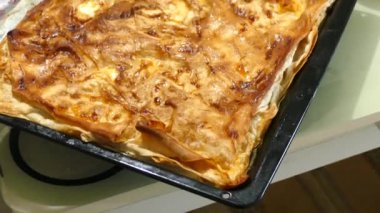 Ev yapımı sıcak börek tepsisi, peynirli turta, bir tepsi ev yapımı peynirli turta.,