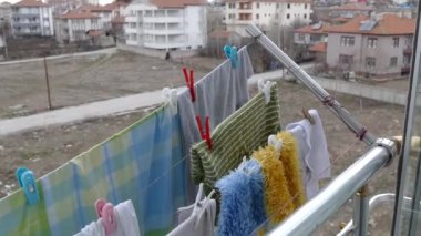 Yazın balkonda çamaşır kurutmak.,