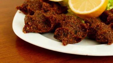 Tabakta Türk köftesi ve fındık, çiğ köfte ve fındıklı limon.,