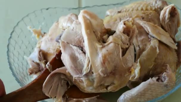 Варёное Куриное Мясо Женщина Отделяет Куриное Мясо Костей — стоковое видео