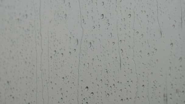 滴落在玻璃杯上的雨滴慢慢下降 缓慢运动 — 图库视频影像