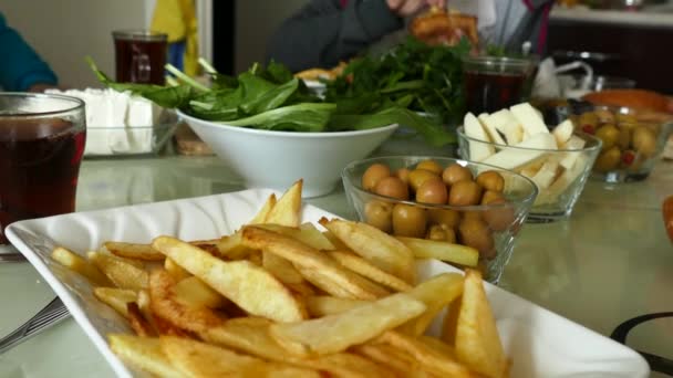 Люди Завтракающие Дома Французские Фри Семья Завтракающая — стоковое видео