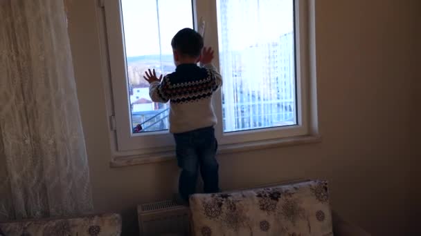 Дитина Спостерігає Вікном Діти Залишаються Вдома Через Вірус Корони — стокове відео
