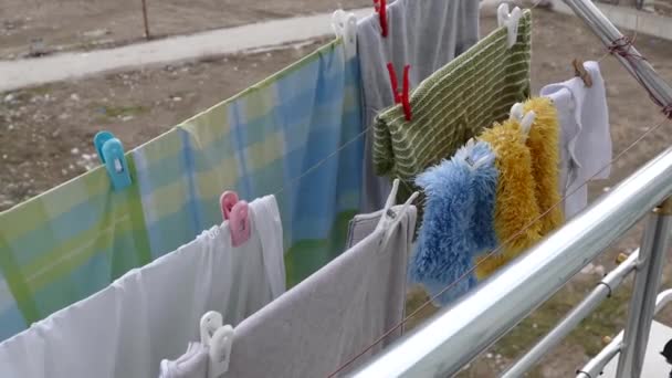 Wäschetrocknen Sommer Auf Dem Balkon — Stockvideo