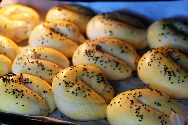 Evde Taze Pişmiş Susamlı Çörekler Fırında Pişmiş Susamlı Ekmekler Yapımı — Stok fotoğraf