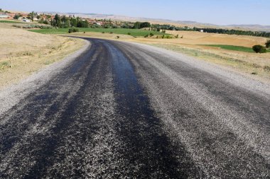 Yazın sıcaktan eriyen asfalt yolda zift ve asfalt yolda sıcak ve erimiş asfalt yollarda eridi.,