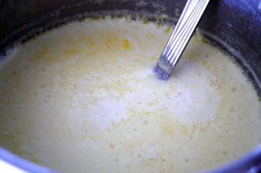 Pişmiş yağlı inek sütü, sütünde doğal krema birikmiş.,