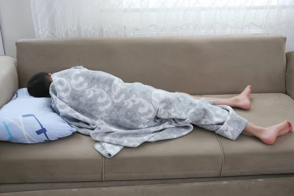 毛布の外に寝そべっている者 — ストック写真