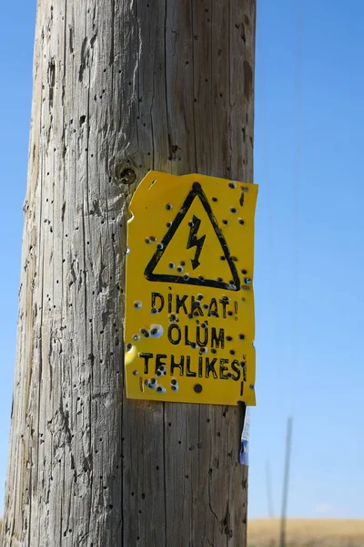 電柱と死の危険標識トルコの死の危険標識板 — ストック写真