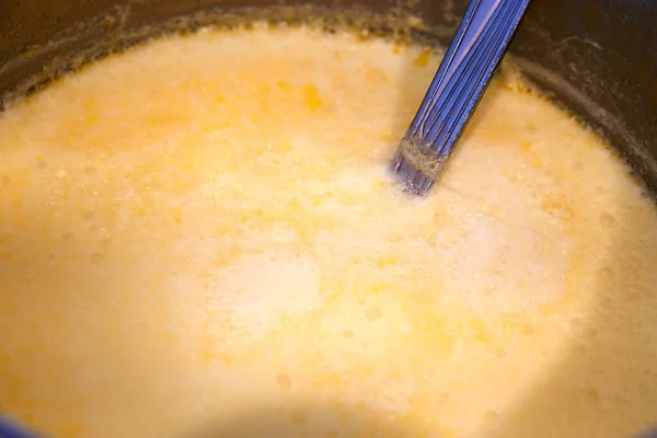 살코기의 우유를 끓이고 우유에 크림을 요리하는 — 스톡 사진