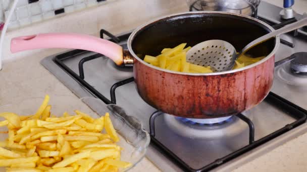 油で揚げたジャガイモ 朝食用のフランスのフライドポテト ストーブの上で油で揚げたフランスのフライドポテト — ストック動画