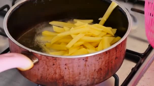 기름에 아침으로 감자튀김 오븐에서 기름에 감자튀김 — 비디오