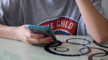 Bir kişi, cep telefonu ve cep telefonuyla meşgul olan biri.,