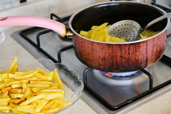 油で揚げたジャガイモ 朝食用のフランスのフライドポテト ストーブの上で油で揚げたフランスのフライドポテト — ストック写真