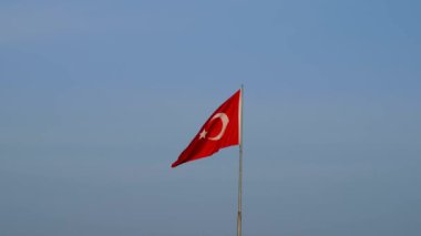 Hindi bayrağı cumhuriyeti ve dalgalanan rüzgarlı mavi gökyüzü,