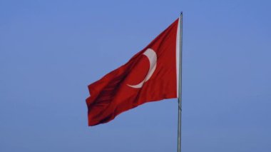 Ağır çekimde hindi bayrağı cumhuriyeti ve dalgalanan rüzgarla mavi gökyüzü,